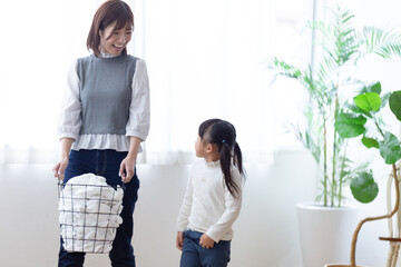 洗濯物を運ぶ親子