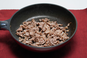 フライパンと豚肉