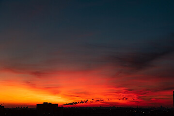 Obraz premium orange sunset over big city