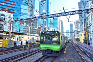 新橋駅に接近する山手線