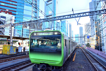 Fototapeta premium 新橋駅に接近する山手線