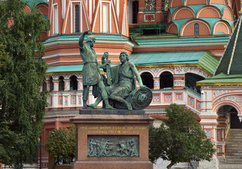 Fototapeta na wymiar Monument to the heroes of the war of 1612 against the walls of St. Basil's Cathedral