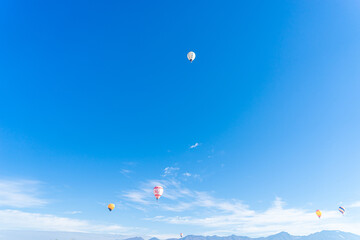 青空と熱気球