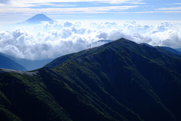塩見岳から見る蝙蝠岳と雲に浮かぶ富士山