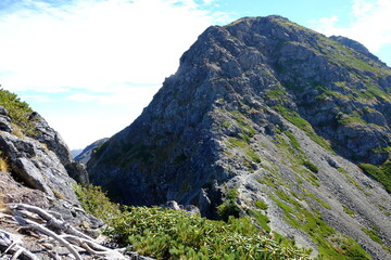 塩見岳の稜線から山頂を望む