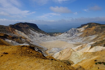 沼の平爆裂噴火口の眺望