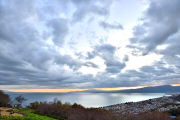 早朝に吾妻山山頂から眺める相模湾
