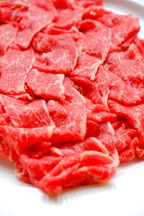 すき焼き用にスライスした牛肉