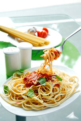 spaghetti with tomato sauce and basil