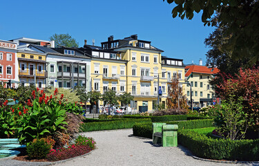 Fototapeta na wymiar An der Seepromenade von Gmunden am Traunsee