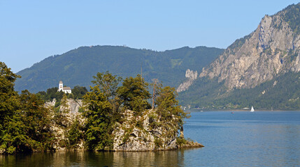 Fototapeta premium Traunsee Panorama mit Pfarrkirche Traunkirchen