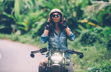 Photo sur Plexiglas Moto Belle fille s& 39 amusant à conduire sa moto de course de café personnalisée