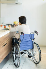 車椅子　女性　キッチン