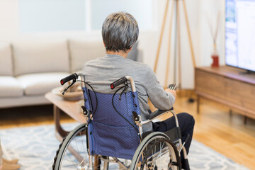 車椅子　シニア男性　リビング