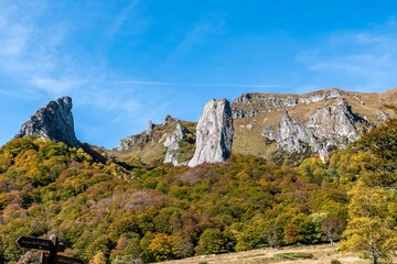 Dent de la rancune avec ses roches blanches au milieu de la vallée de chaudefour par une belle randonnée d'automne