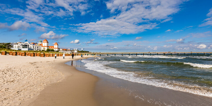 Germany, Mecklenburg-Vorpommern, Binz, Sandy beach of Rugen island with pier and Kurhaus Binz in background