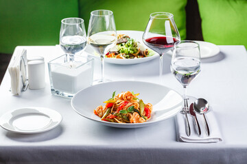 Pasta with shrimps, green asparagus and peppers