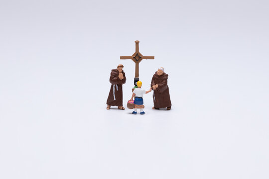 Zwei Mönche empfangen einen Jungen