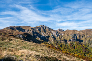 Naklejka premium Puy de Sancy en Auvergne depuis la vallée de Chaudefour par une belle journée ensoleillée d'automne