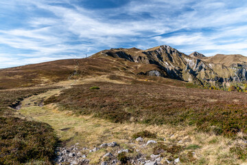 sommet du puy de sancy depuis les pentes de la vallée de chaudefour par une belle journée automnale