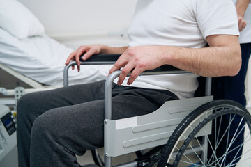 Obraz premium Professional physiotherapist and man with disability in hospital ward