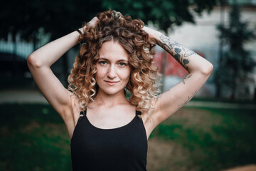 Naklejka premium Portrait of curly-haired woman on the street