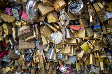 des cadenas de l'amour sur le Pont de l'Archevêché à Paris