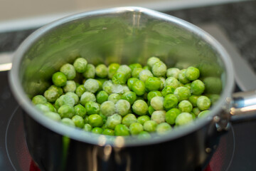 Erbsen im Topf