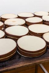Gruppe von Käse Vacherin Mont D'or in Holzform zum reifen