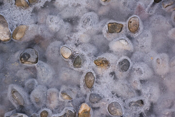 Steine im Wasser gefroren