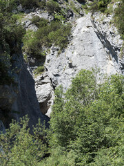 In den Spalt der Felsen zum Wasserfall bei der Gramaialm am Achensee im Naturpark Karwendel. Tirol im Österreichischen Alpen