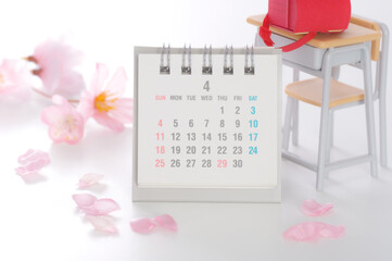 4月のカレンダーと学習机