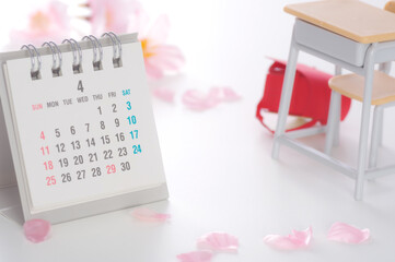 4月のカレンダーと学習机