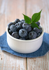 Deliciosos y jugosos arándanos. Comida saludable. Vitaminas. Frutos rojos del bosque. Hoja verde