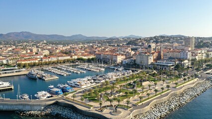 survol du port de plaisance de Saint-Raphaël dans le Var et de la plage
