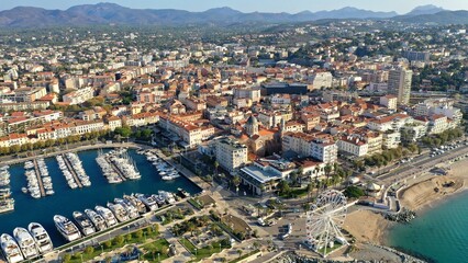 survol du port de plaisance de Saint-Raphaël dans le Var et de la plage
