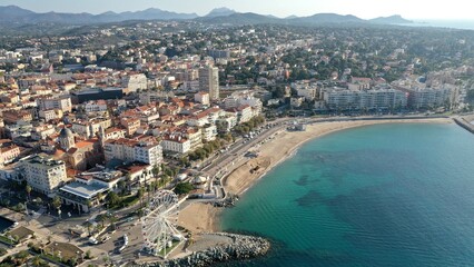 survol du port de plaisance de Saint-Raphaël dans le Var et de la plage
