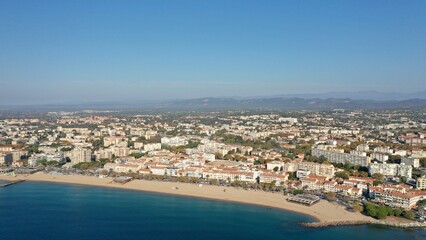 Fototapeta premium survol du port de plaisance de Saint-Raphaël dans le Var et de la plage 
