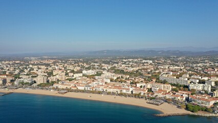 survol du port de plaisance de Saint-Raphaël dans le Var et de la plage
