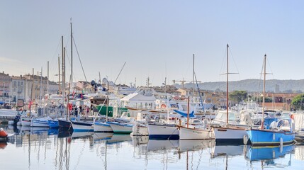 Fototapeta premium survol du port de Saint-Tropez sur la french Riviera dans le Var, sud de la France