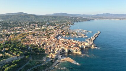 survol du port de Saint-Tropez sur la french Riviera dans le Var, sud de la France