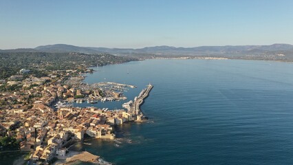 survol du port de Saint-Tropez sur la french Riviera dans le Var, sud de la France