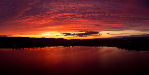 Fototapeta na wymiar Sonnenuntergang über dem Bodensee