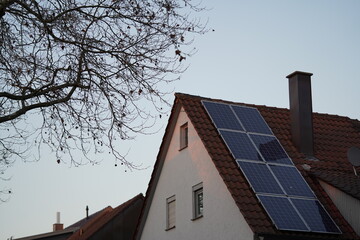 Solar Panele auf einem steilen Dach in der letzten Abendsonnen.