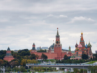 Obraz premium Beautiful view of Red Square with Moscow Kremlin and St. Basil's Cathedral in rainy summer. This is main tourist destination in Moscow. Beautiful panorama of heart of city.