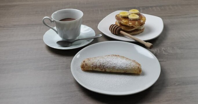 Pancake con cioccolato e zucchero a velo