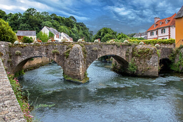 Fototapeta na wymiar Quimperlé. Le pont fleuri sur la rivière Ellé. Finistère. Bretagne 