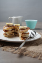 Pancake farcito con banana e miele e tagliato a spicchio