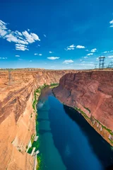 Foto op Plexiglas Jeansblauw Lake Powell en Glen Canyon Dam in de woestijn van Arizona onder een blauwe zomerhemel, VS