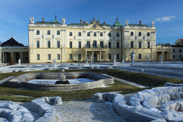 Fototapeta na wymiar 01.31.2022 Białystok Polska fontanna i rzeźby przy miejskim pałacu Branickich zimową porą.